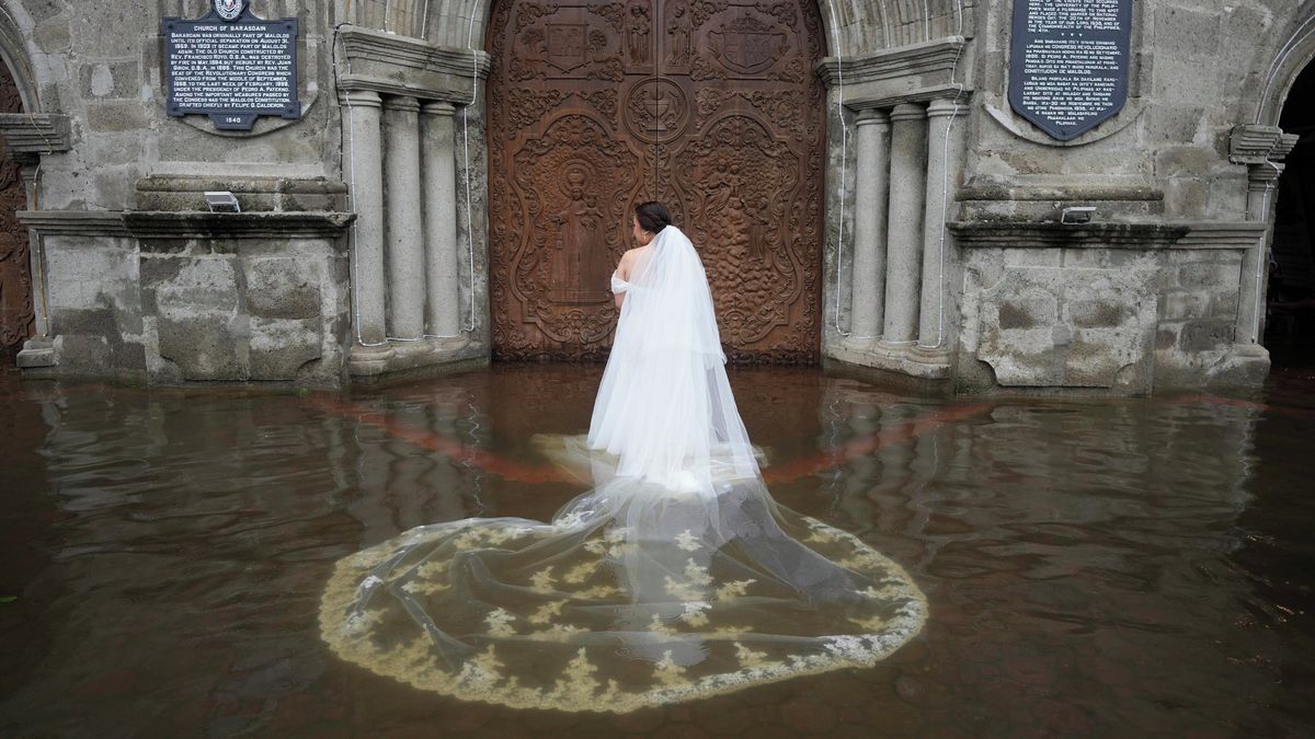 Svatba v zatopeném kostele i 60letá rodička. Nejlepší fotky z Asie a Pacifiku